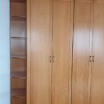 armario batiente plafonado tono cerezo estanteria rincon