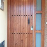 puerta pino entarimada teñida tono iroko