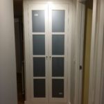 armario batiente 2 puertas lacado en blanco con cristal lacobel gris