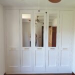 armario batiente lacado blanco con moldura decorativa