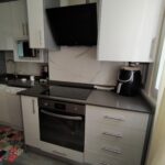 cocina formica blanco brillo y silestone cemento spa5