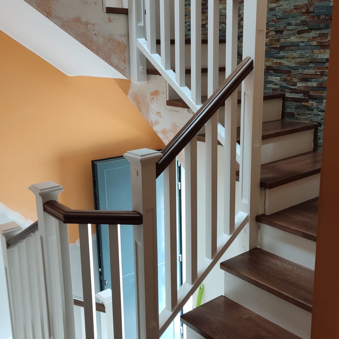 escalera lacada y haya teñida tono nogal2